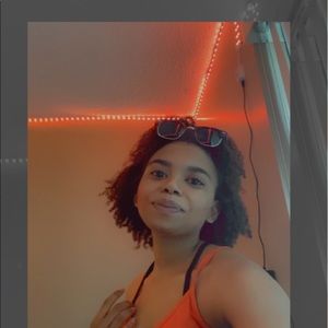 Meet your Posher, Nia